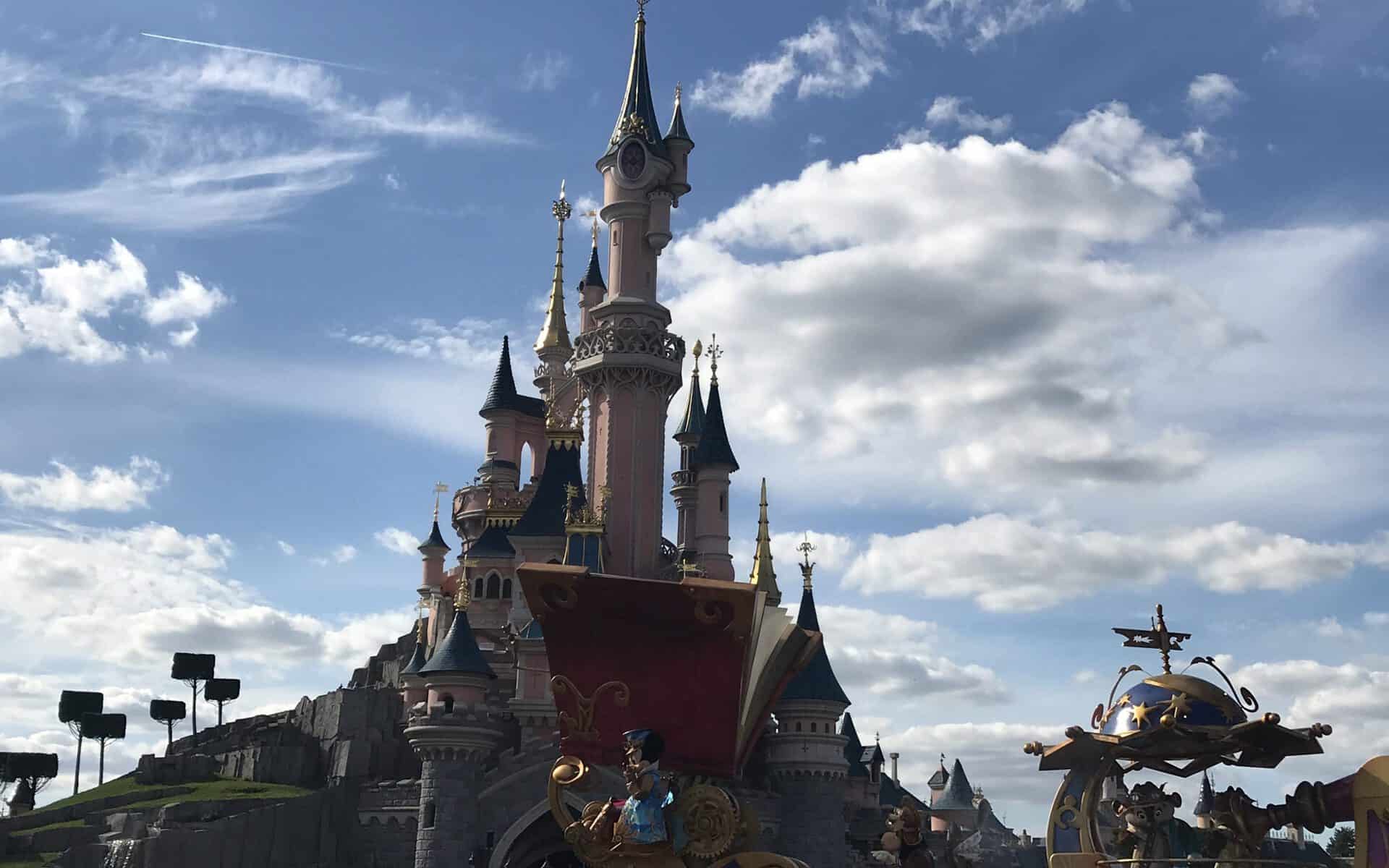 Familie auf Weltreise Disneyland Paris