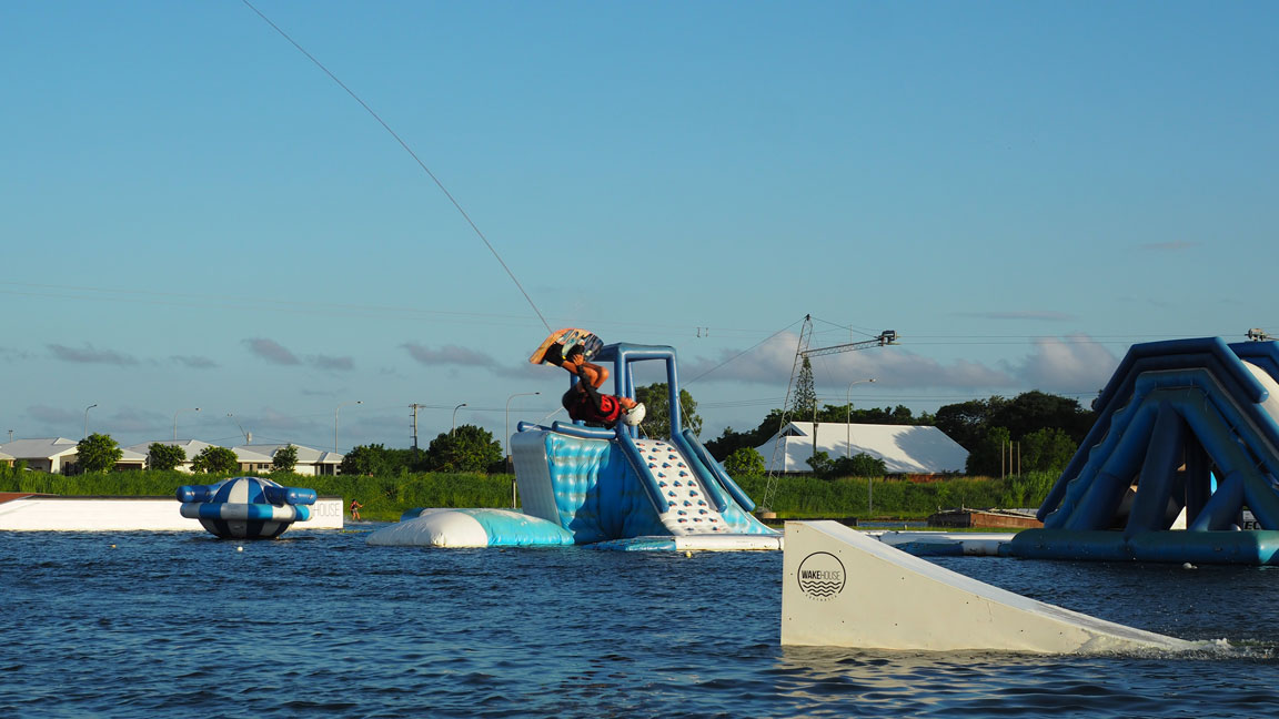 Familie auf Weltreise Die Leichsenrings Wakeboarden in Australien