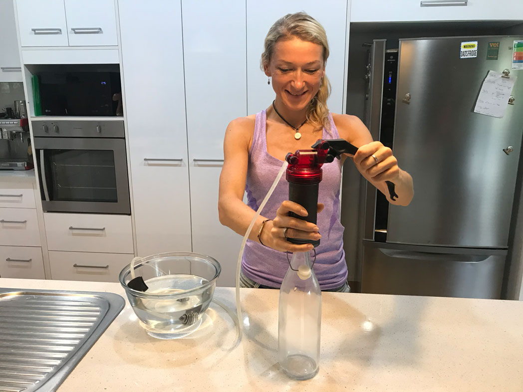 Familie auf Weltreise Die Leichsenrings Wasser trinken und filtern