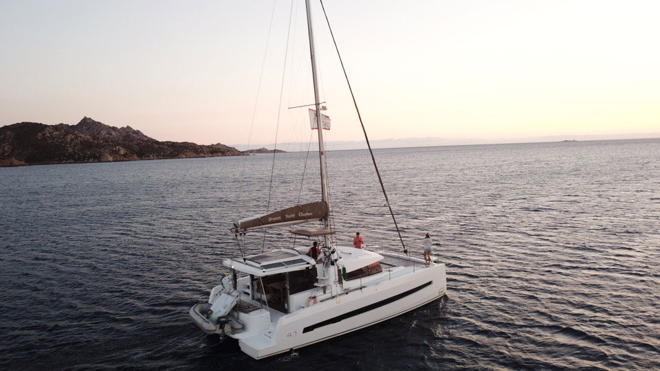 Familie auf Weltreise Katamaran Reise Sardinien Italien Katamaran in der Bucht