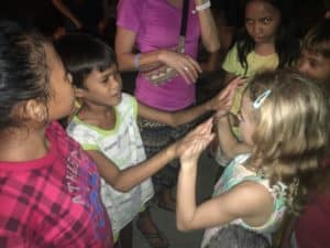 Spielen mit den Straßenkindern von Cebu City