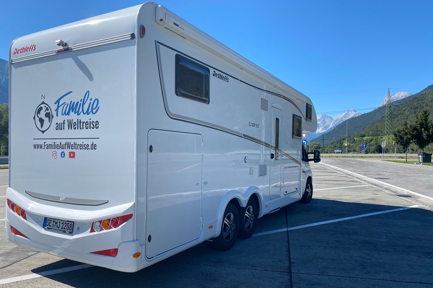 Familie auf Weltreise - Die Leichsenrings - Reisen mit dem Wohnmobil durch Europa Sport vor dem Wohnmobil