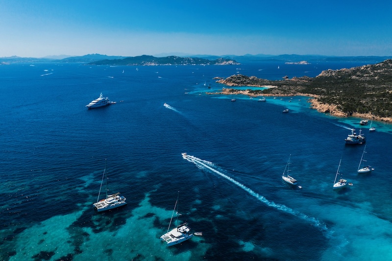 Familie auf Weltreise Katamaran Reise Sardinien Italien Boote in der Bucht