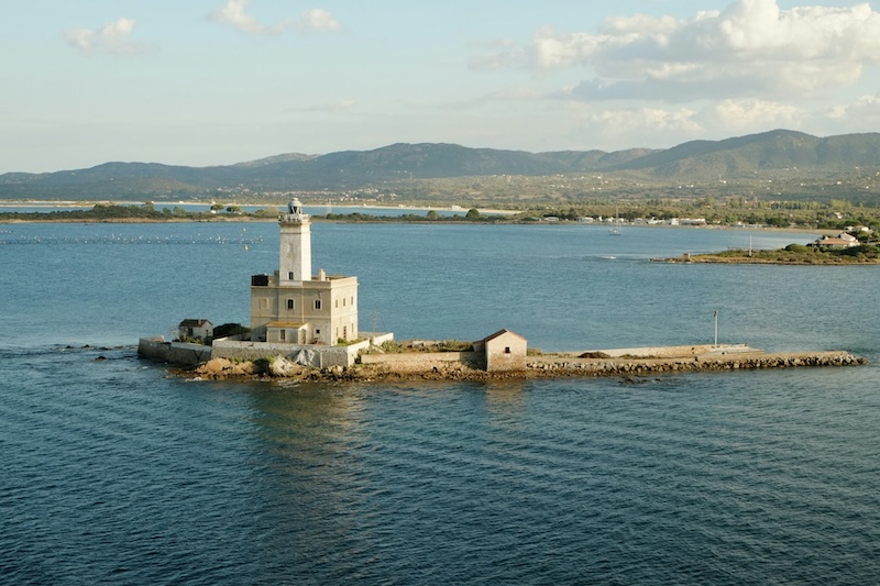 Familie auf Weltreise Katamaran Reise Sardinien Italien Leuchtturm von Olbia