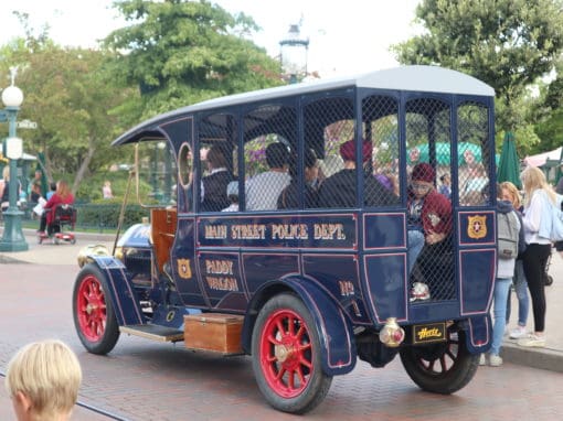 Familie auf Weltreise Disneyland Paris