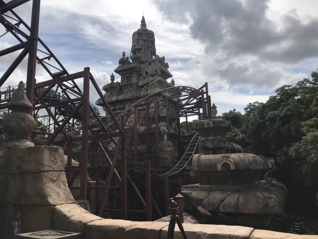 Familie auf Weltreise Disneyland Paris