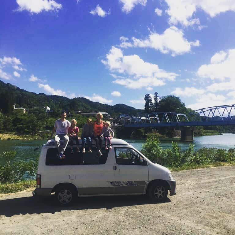Familie auf Weltreise Japan mit dem Camper Mount Fuji Familie sitzt auf dem Camperdach