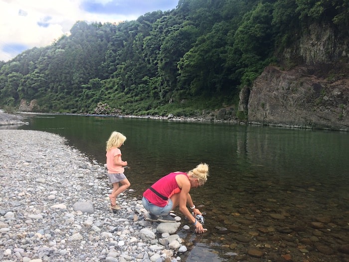 Familie auf Weltreise Japan mit dem Camper Teil 3 am Fluss