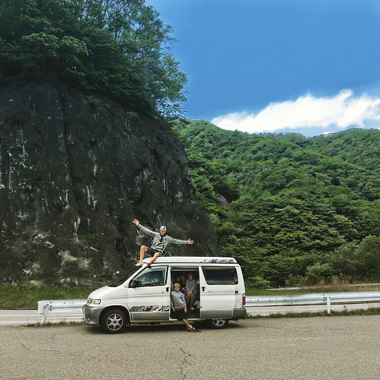 Familie auf Weltreise Japan mit dem Camper Teil 3 Camper parkend