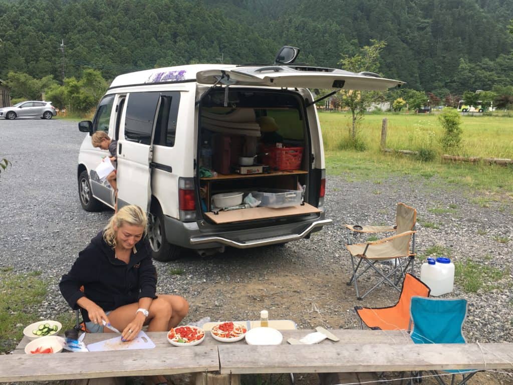 Familie auf Weltreise Eine Natur zum Träumen Camperküche