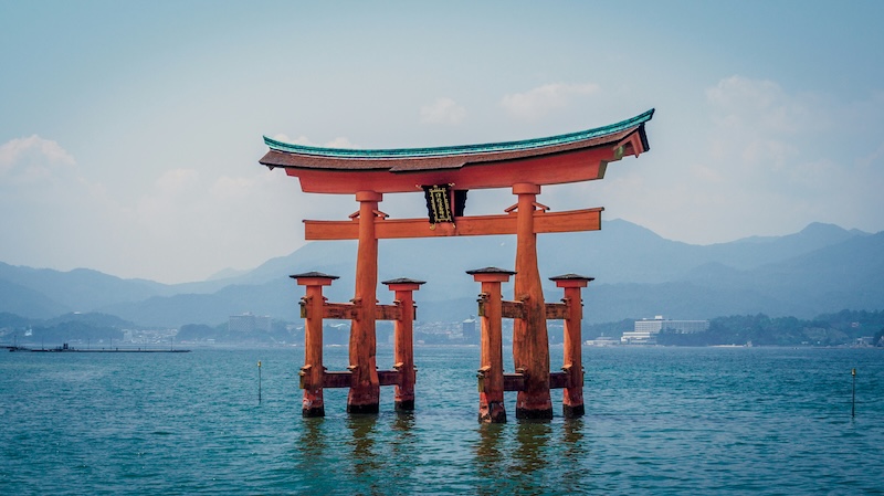 Familie auf Weltreise Japan mit dem Camper Fahren in Japan Schrein