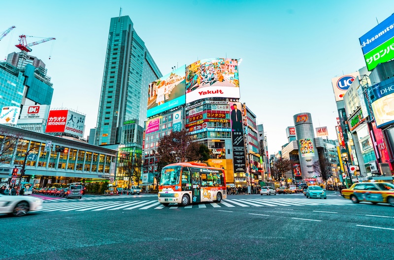 Familie auf Weltreise Japan mit dem Camper Fahren in Japan Verkehr