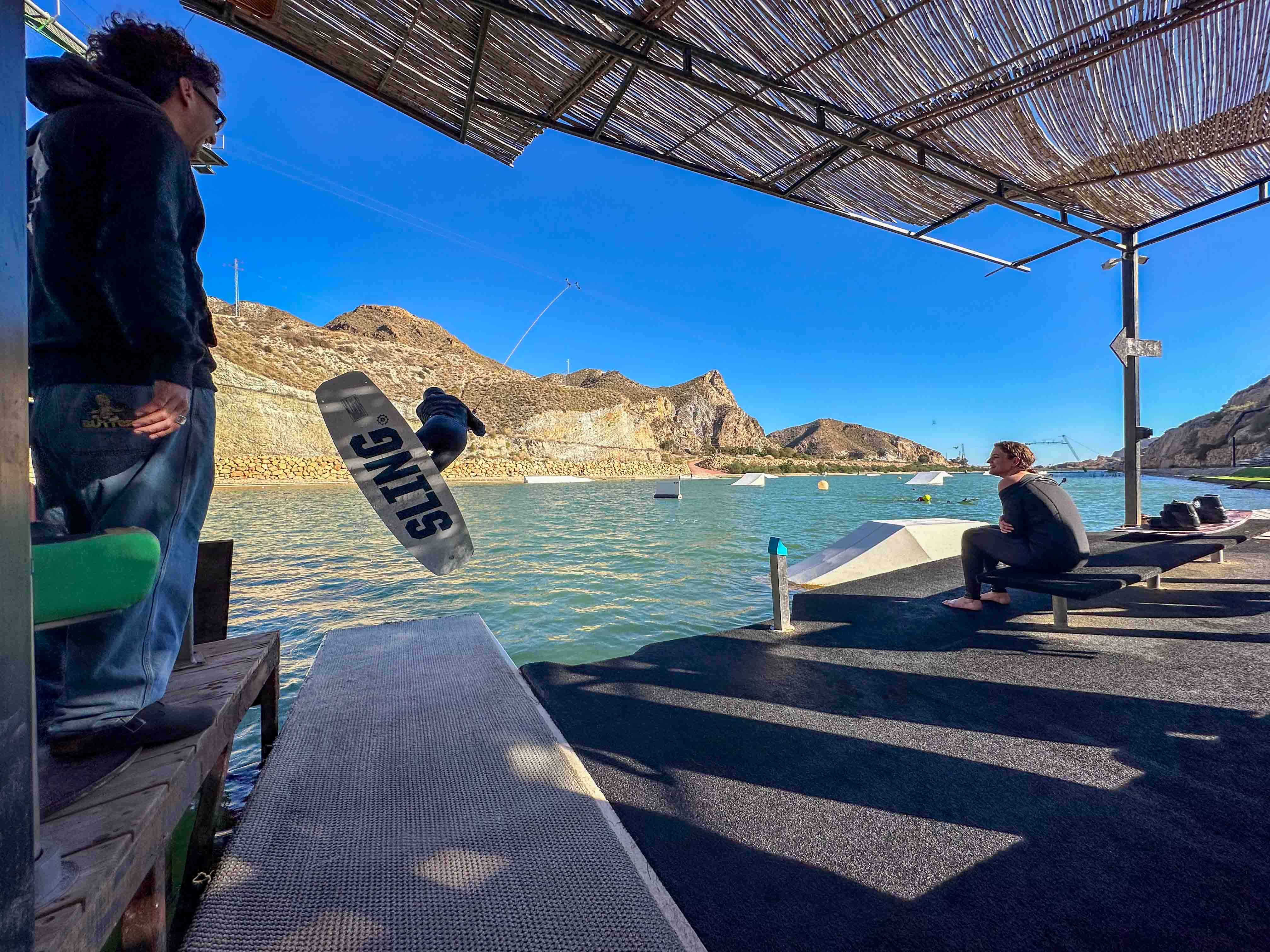 Familie auf Weltreise Lunar Cable Park Spanien Andalusien Julien Wakeboard Startrampe