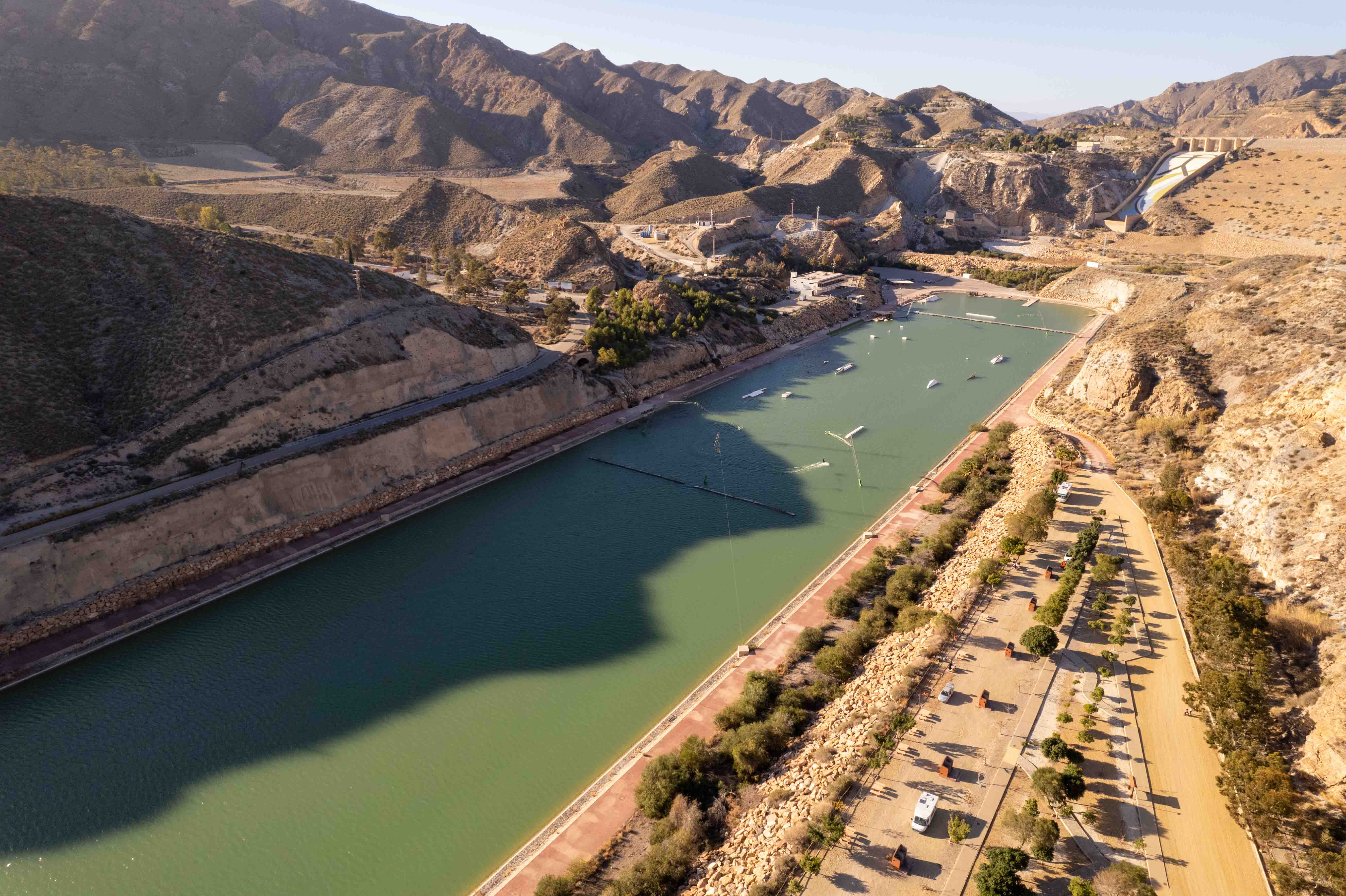 Familie auf Weltreise Lunar Cable Park Spanien Andalusien Julien Wakeboard Drohne