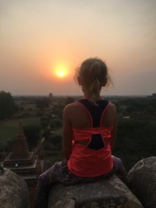 Marie geniesst den Sonnenuntergang
