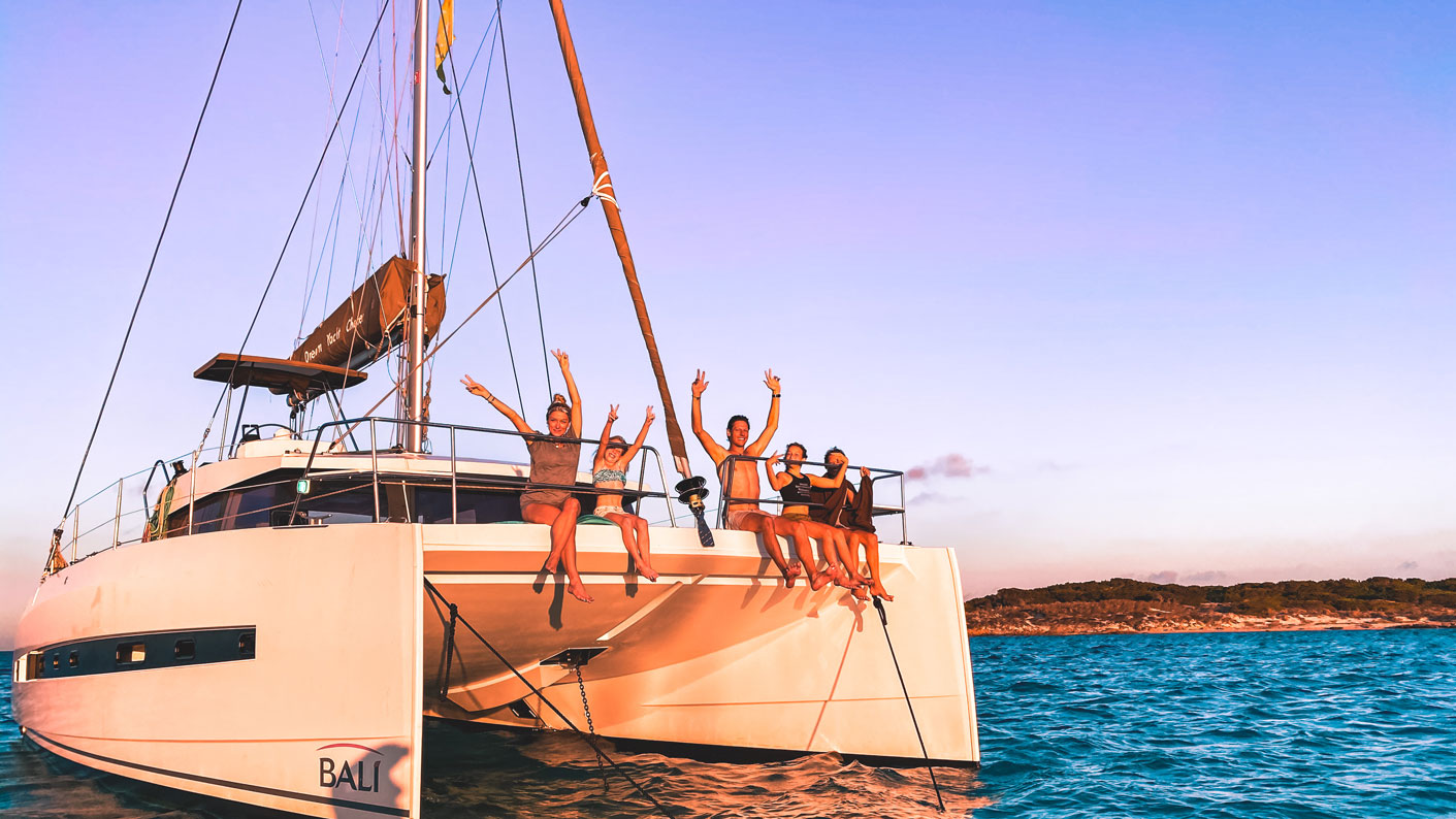 Familie auf Weltreise Sardinien Die Leichsenrings Katamaran Segeln Drohne Familienfoto