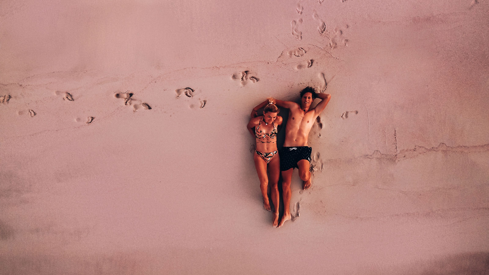 Familie auf Weltreise Sardinien Die Leichsenrings Katamaran Segeln Pink Beach
