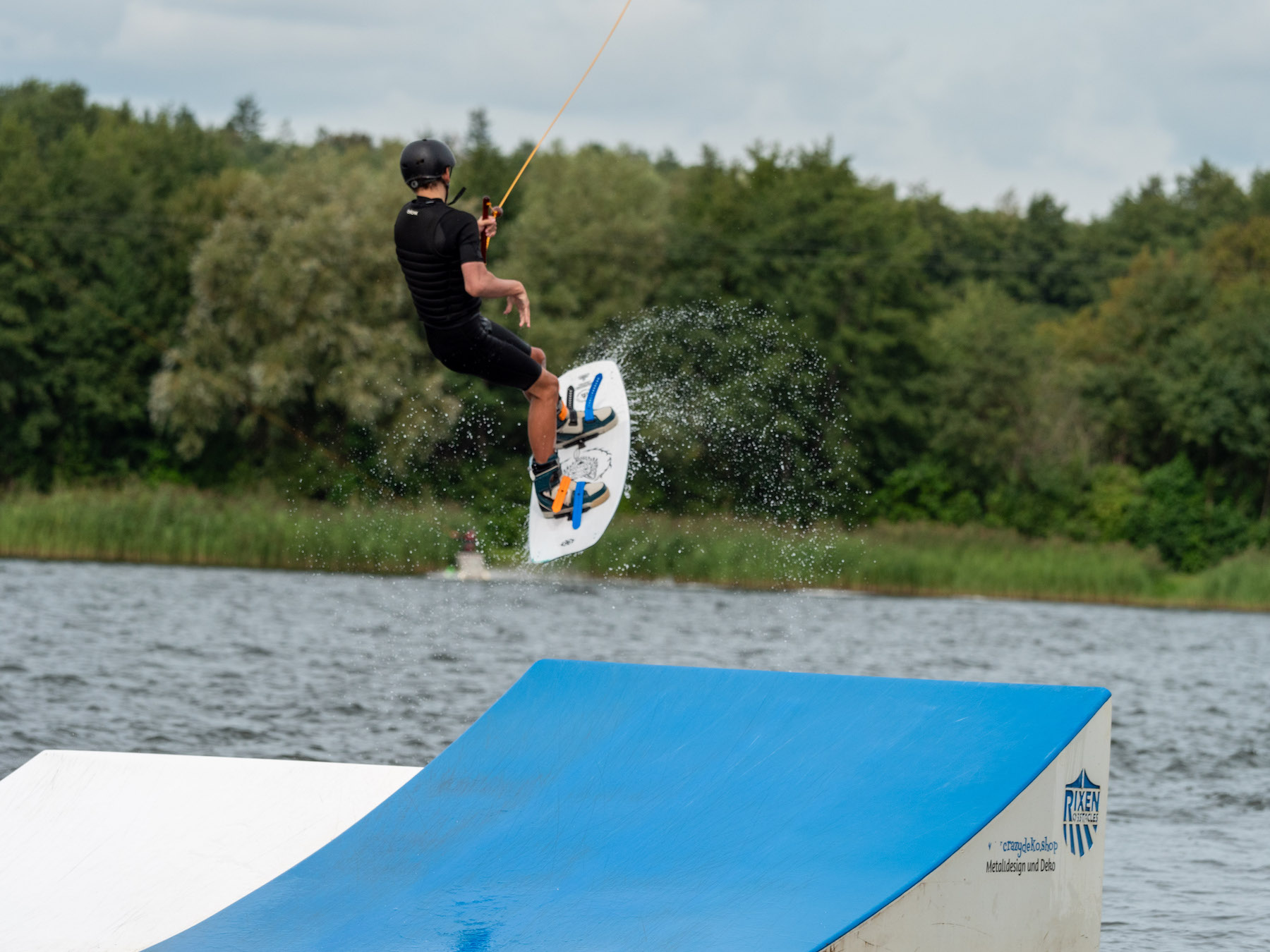 Familie auf Weltreise in Pelzerhaken mit Urlando auf der Wakeboard Anlage in Süsel