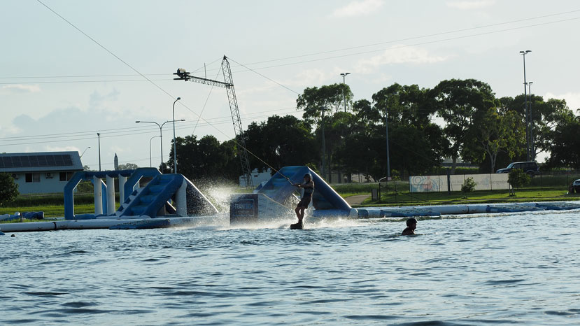 Familie auf Weltreise Die Leichsenrings Wakeboarden in Australien