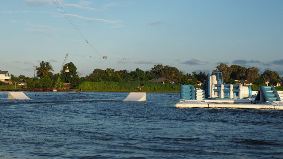 Familie auf Weltreise Die Leichsenrings Wakeboarden in Australien