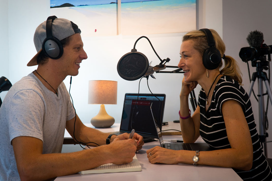 Familie auf Weltreise Wie geht das mit dem Geld Finanzen Weltreisefinanzierung Podcastaufnahme