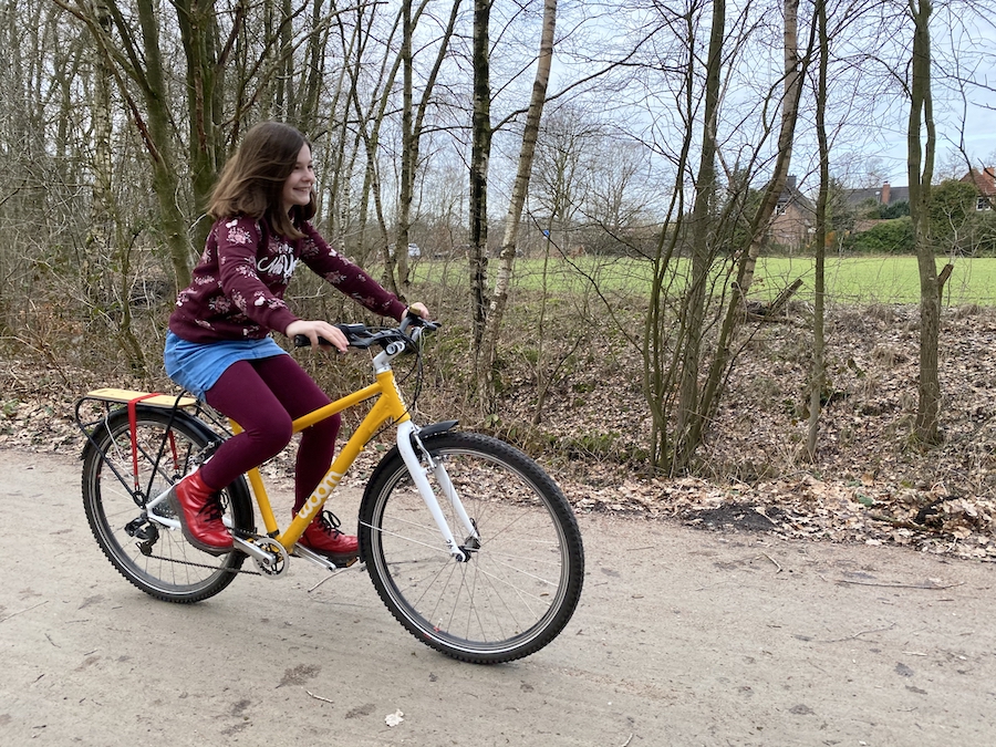 Familie auf Weltreise Woom Fahrrad Marie fahrend