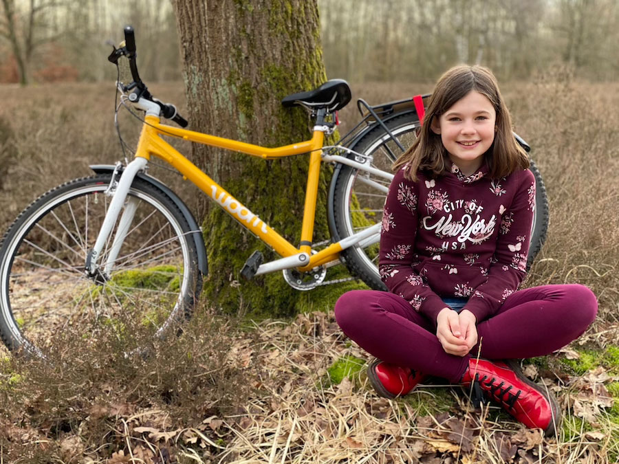 Familie auf Weltreise Woom Fahrrad Marie sitzend querformat